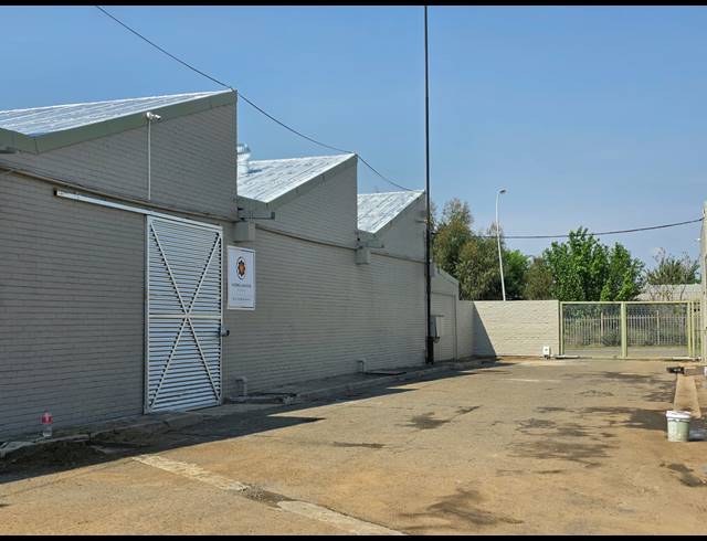 370M² WAREHOUSE TO LET IN OOS EINDE